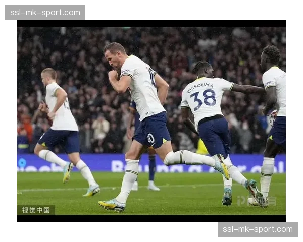 凯恩远程吊射破门,打入重返英超后的首粒进球 凯恩远程吊射破门,打入重返英超后的首粒进球